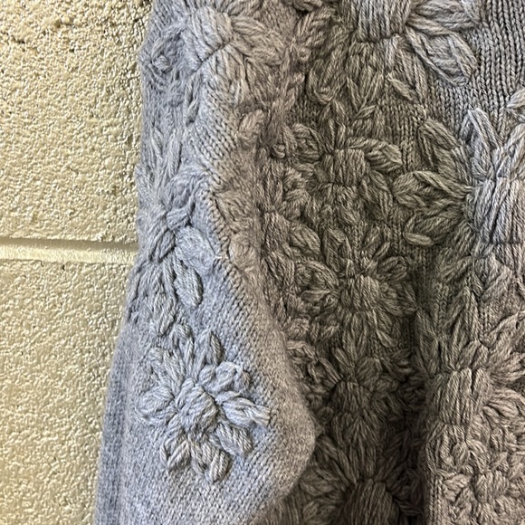New with tags.Maison Common gray turtleneck with self colored floral embroidery - Picture 5 of 7